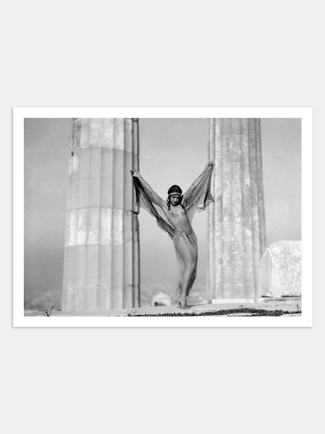 Έλλη Σεραϊδάρη-Σουγιουλτζόγλου (Nelly’s). Η ρωσίδα χορεύτρια Elizaveta “Lila” Nikolska φωτογραφημένη στην Ακρόπολη τον Νοέμβριο του 1930. 