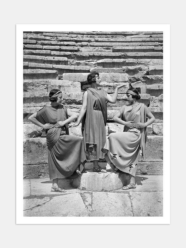 Έλλη Σουγιουλτζόγλου-Σεραϊδάρη (Nelly’s), Μέλη του χορού των Ωκεανίδων ποζάρουν στο αρχαίο θέατρο των Δελφών